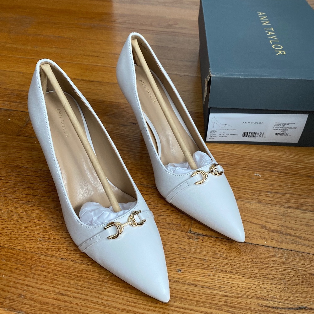 NEW ANN TAYLOR WINTER WHITE LEATHER BUCKLE POINTY TOE PUMPS HIGH HEEL SZ 7.5